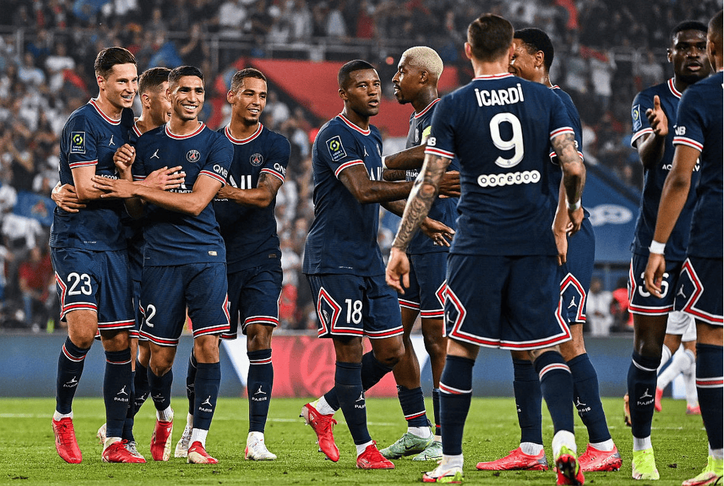 关于巴黎圣日耳曼击败对手，领跑小组！的信息