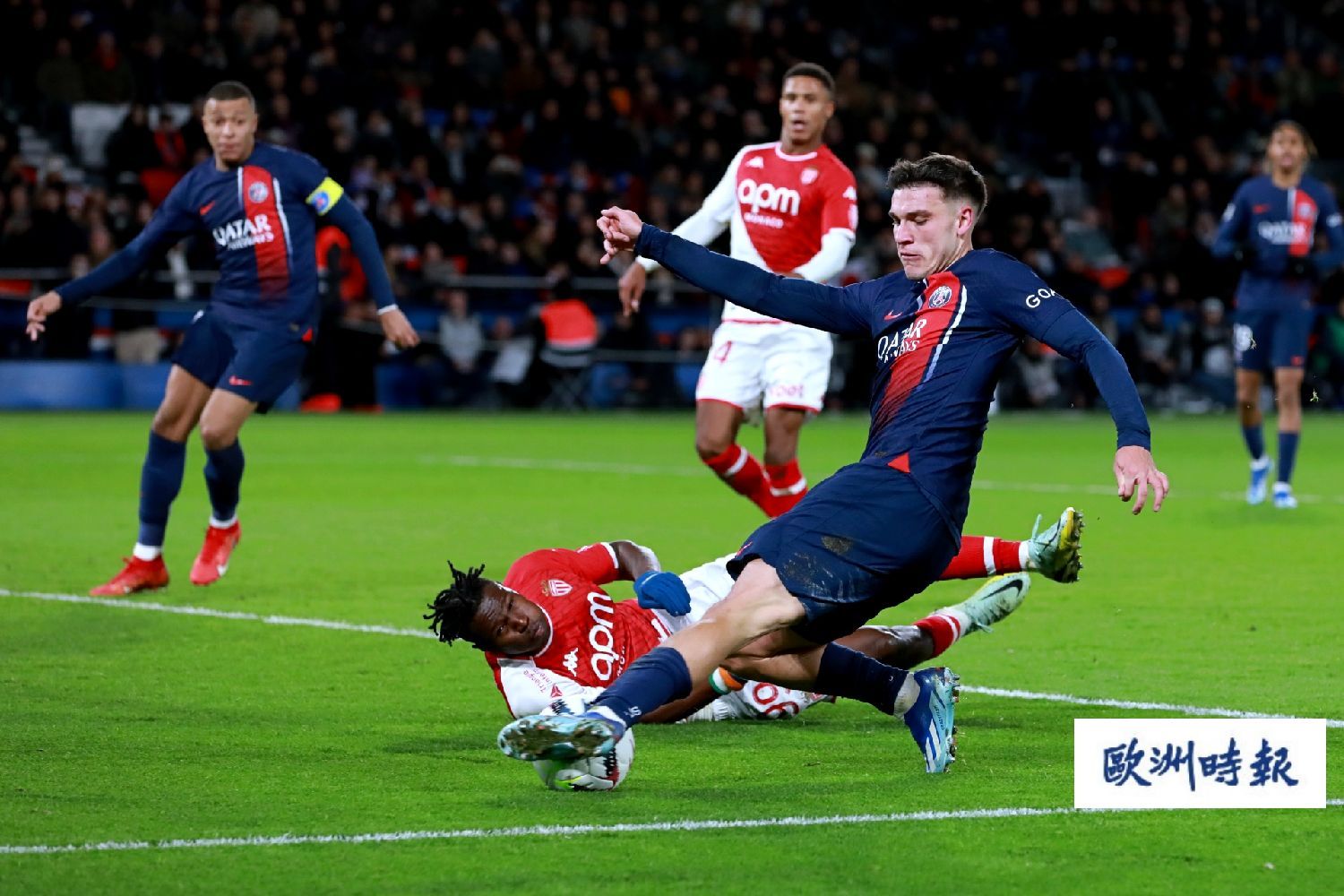 关于巴黎圣日耳曼击败对手，领跑小组！的信息