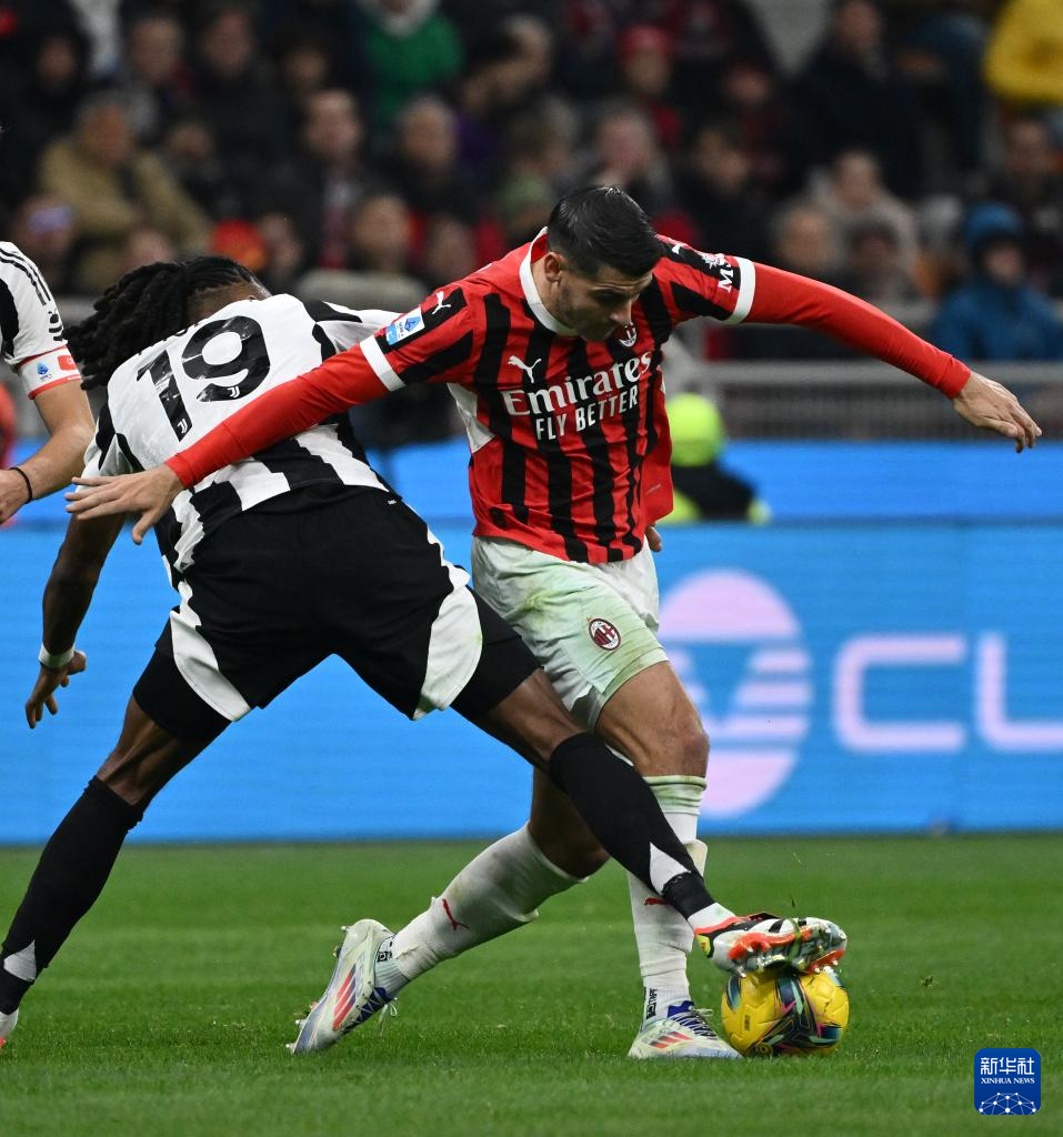 包含AC米兰签下乌拉圭国脚，强化中场的词条