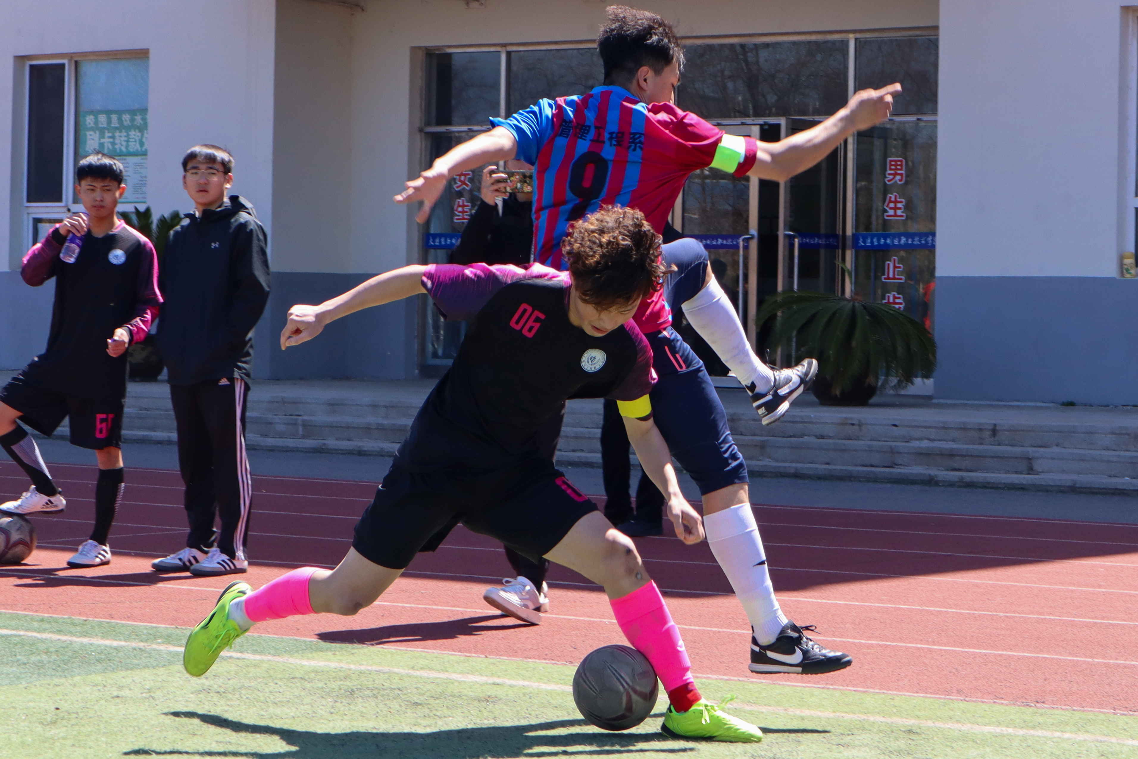 足球赛场烽烟再起,各队实力不凡 足球赛场烽烟再起,各队实力不凡