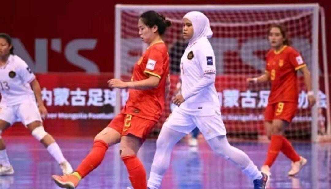 泰国女足球员身穿战袍，备战比赛