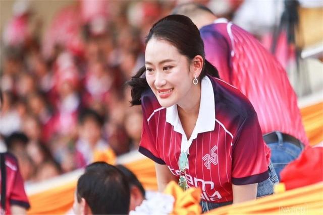 泰国女足球员身穿战袍，备战比赛