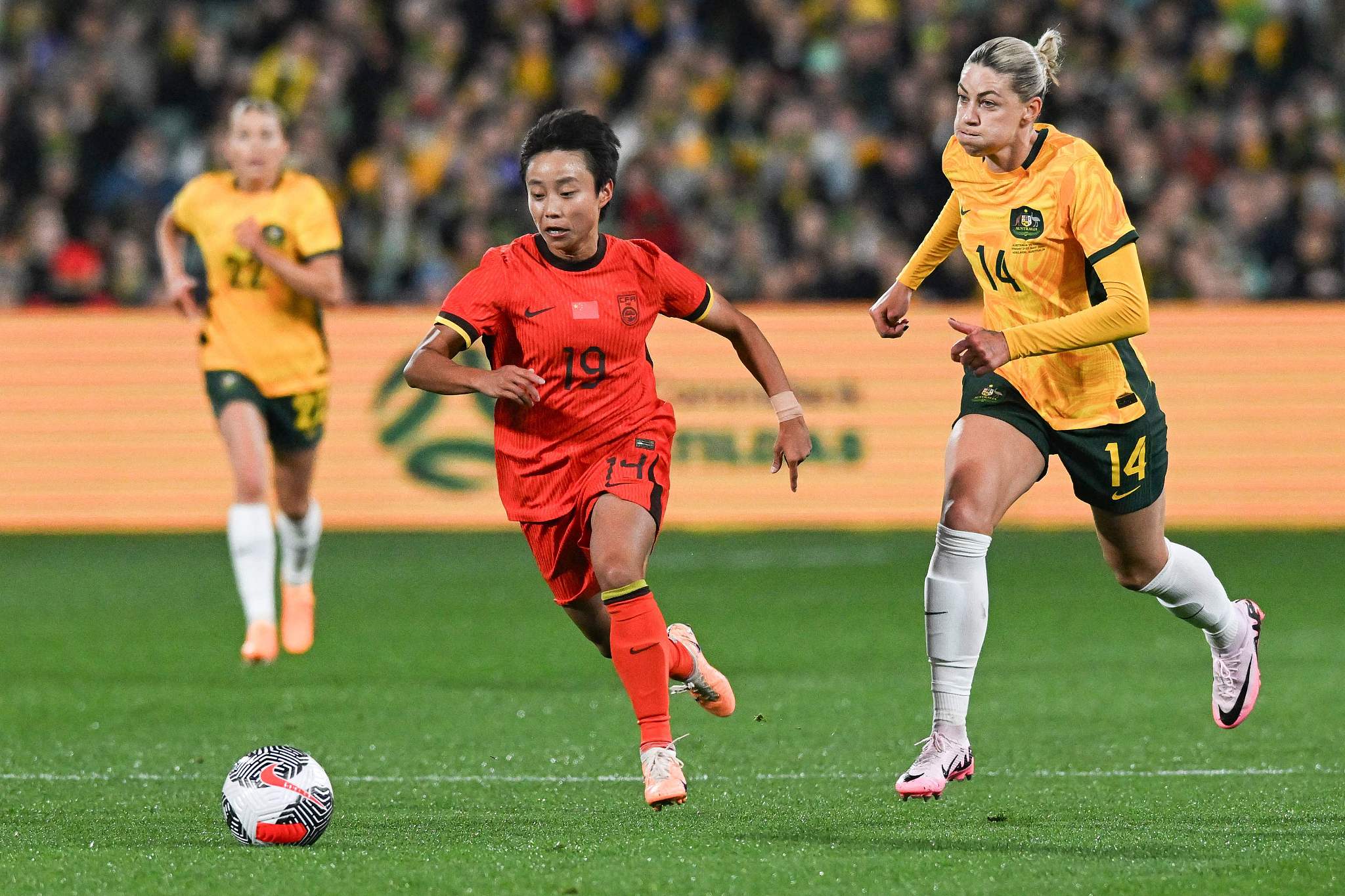 关于顶尖足球赛事中，女选手完美表现的信息