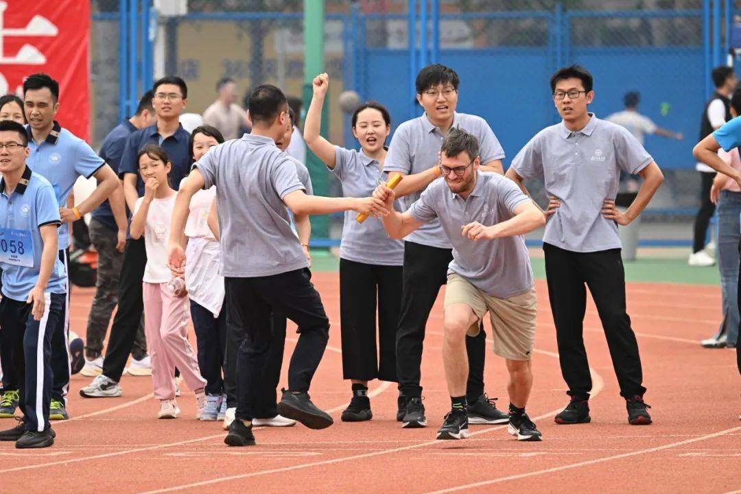 球队整体配合默契，以团结一致获得成功的简单介绍