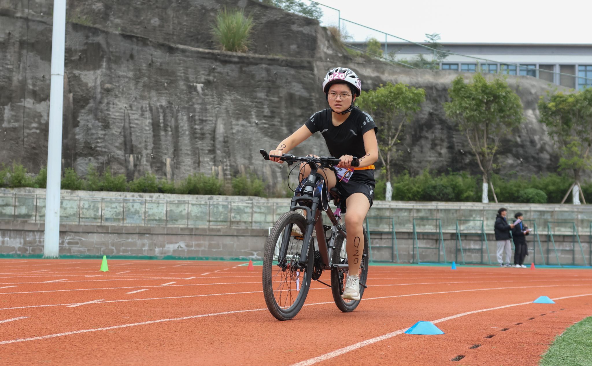 巴西铁人三项选手大放异彩，一骑绝尘