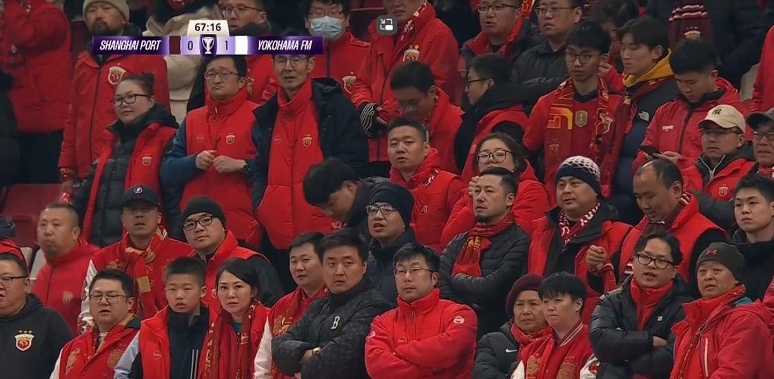 上港门将全情投入,用实际行动捍卫球队后防 上港门将全情投入,用实际行动捍卫球队后防