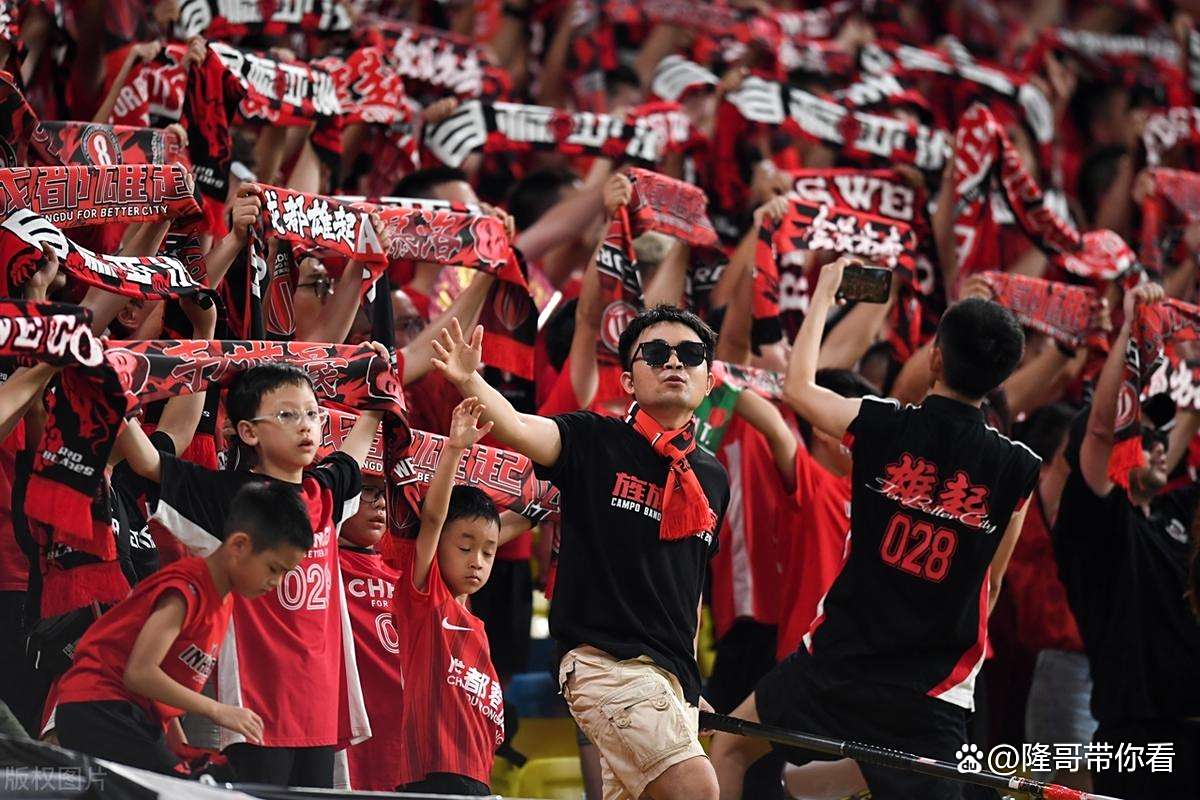 现场球迷热情高涨，赛事气氛火爆