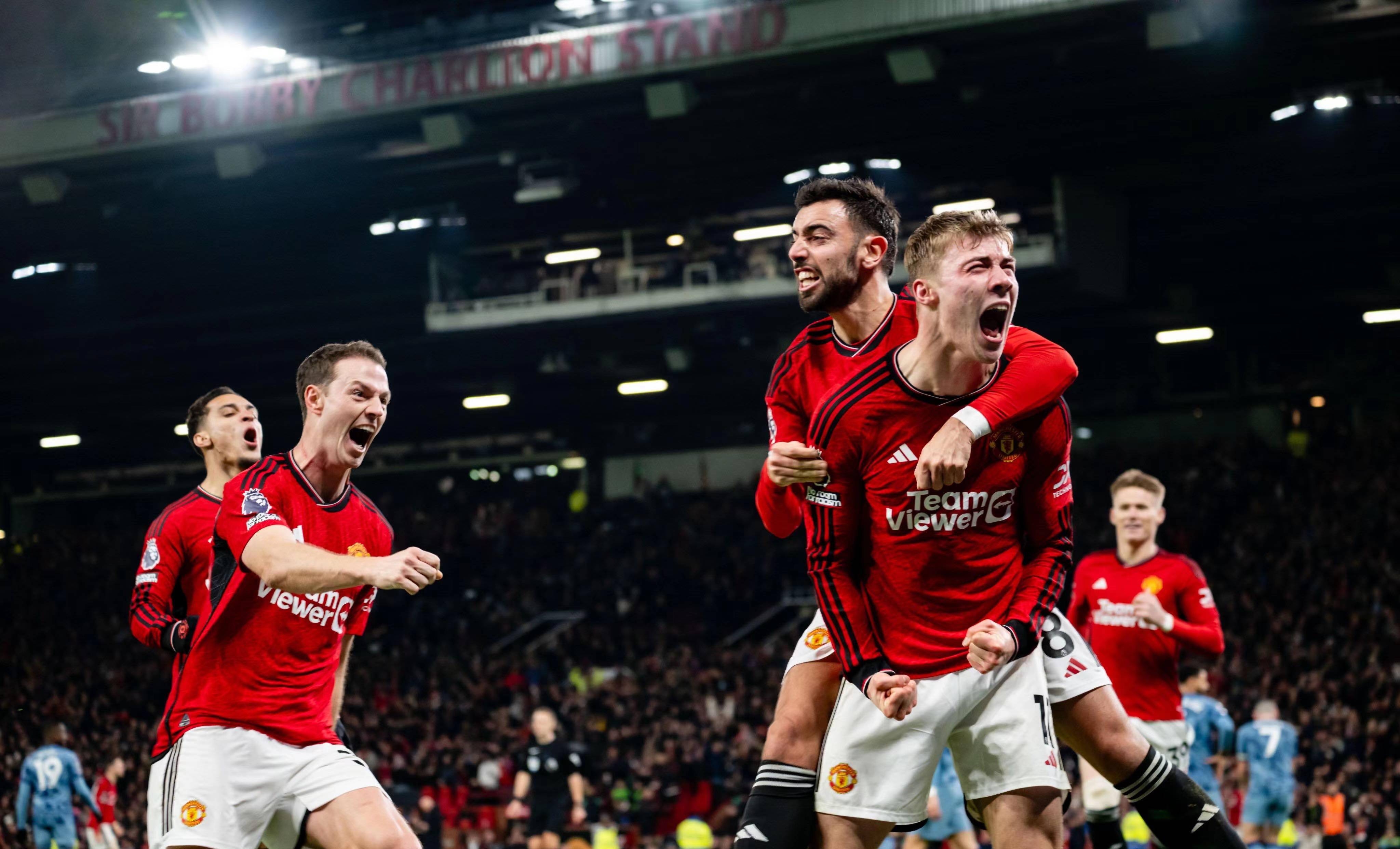 曼联恐遭前锋受伤,队内状况堪忧 曼联恐遭前锋受伤,队内状况堪忧