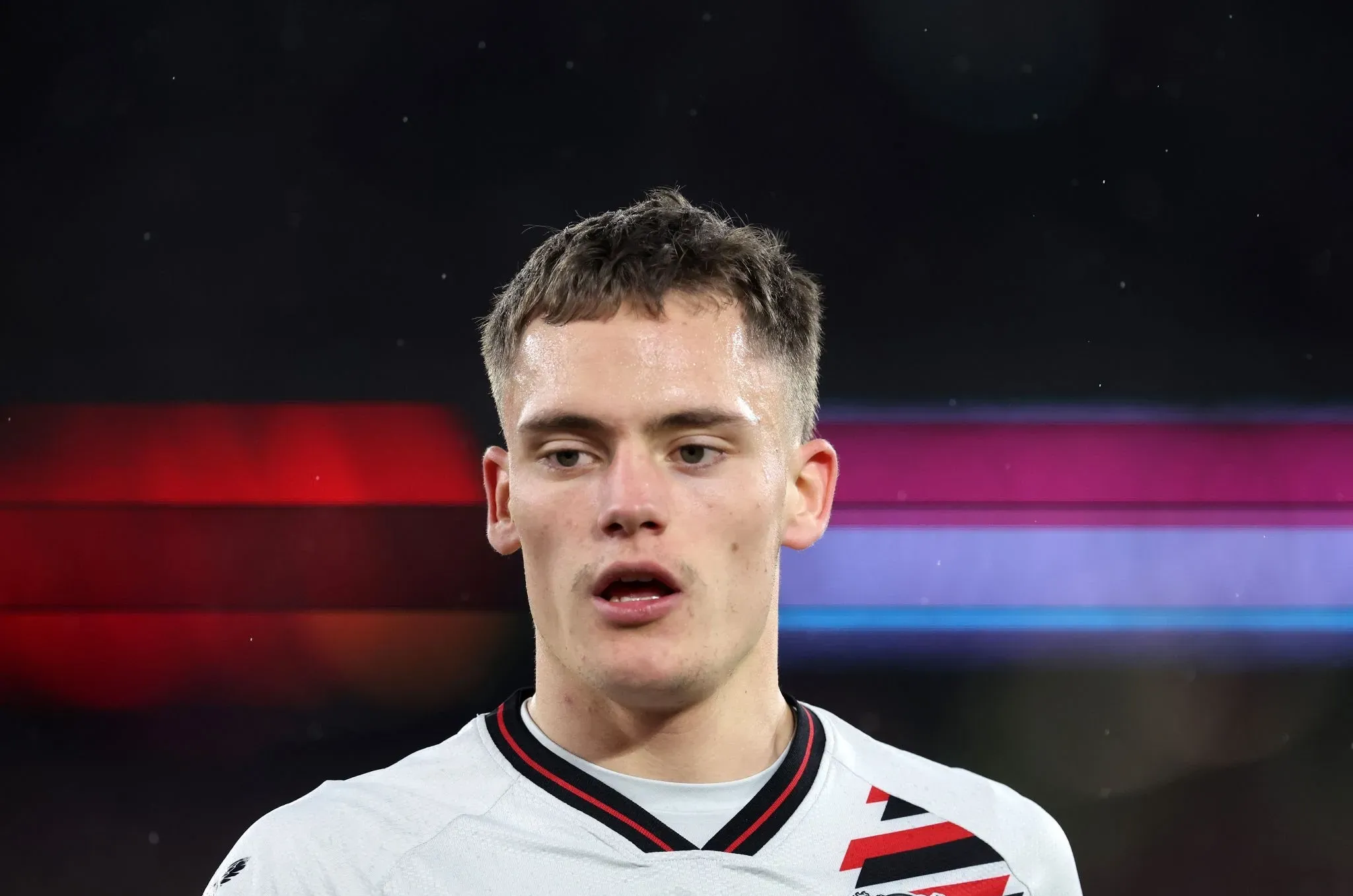 勒沃库森青训悍将崭露头角，球迷含泪致敬