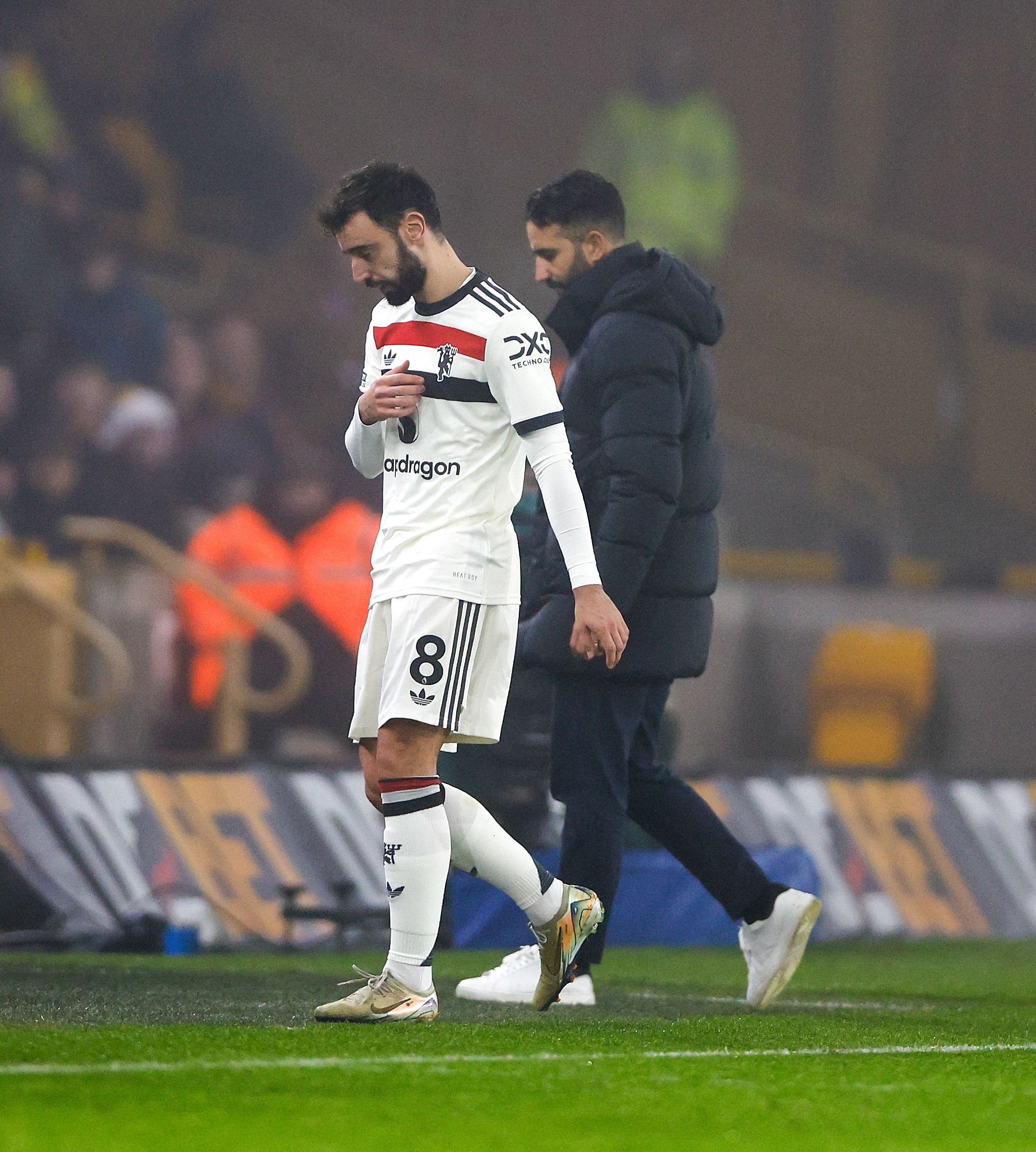 曼联低迷丢球遭遇挫败,遭遇连败阴云 曼联低迷丢球遭遇挫败,遭遇连败阴云