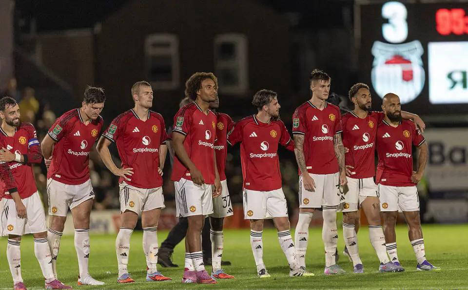 曼联低迷丢球遭遇挫败,遭遇连败阴云 曼联低迷丢球遭遇挫败,遭遇连败阴云