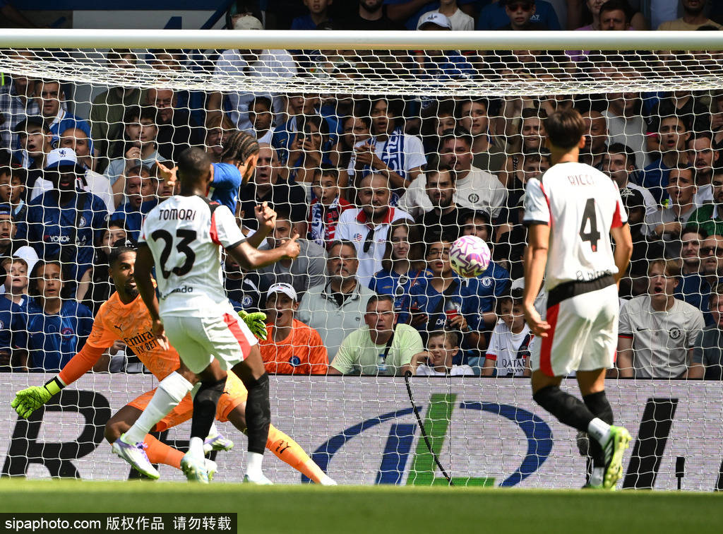 切尔西前锋助球队取胜，继续稳步前进