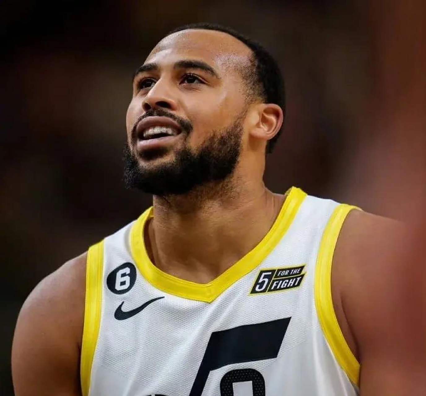 爵士战胜马刺,稳坐榜首 爵士战胜马刺,稳坐榜首