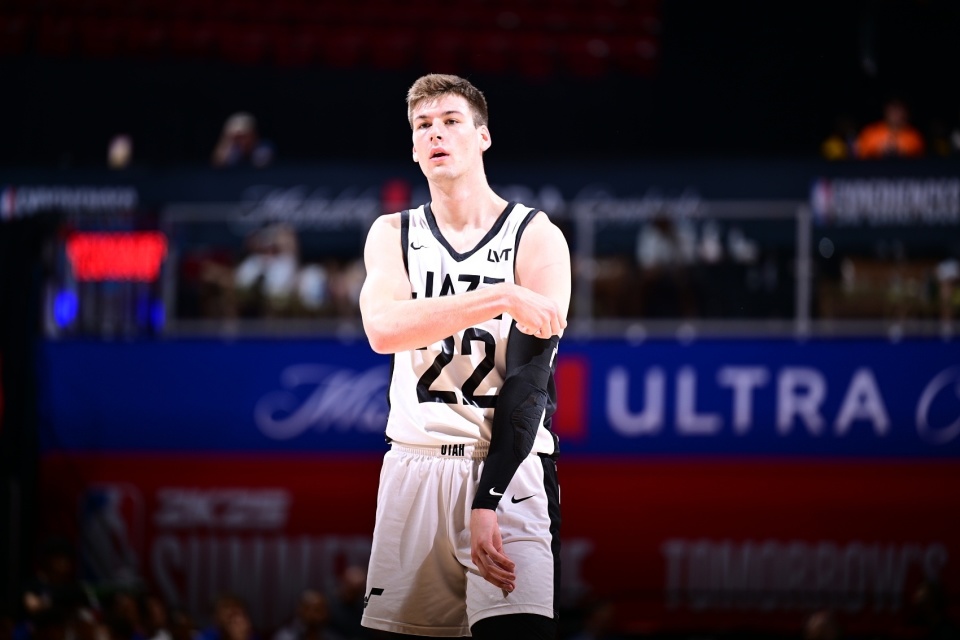 爵士战胜马刺,稳坐榜首 爵士战胜马刺,稳坐榜首