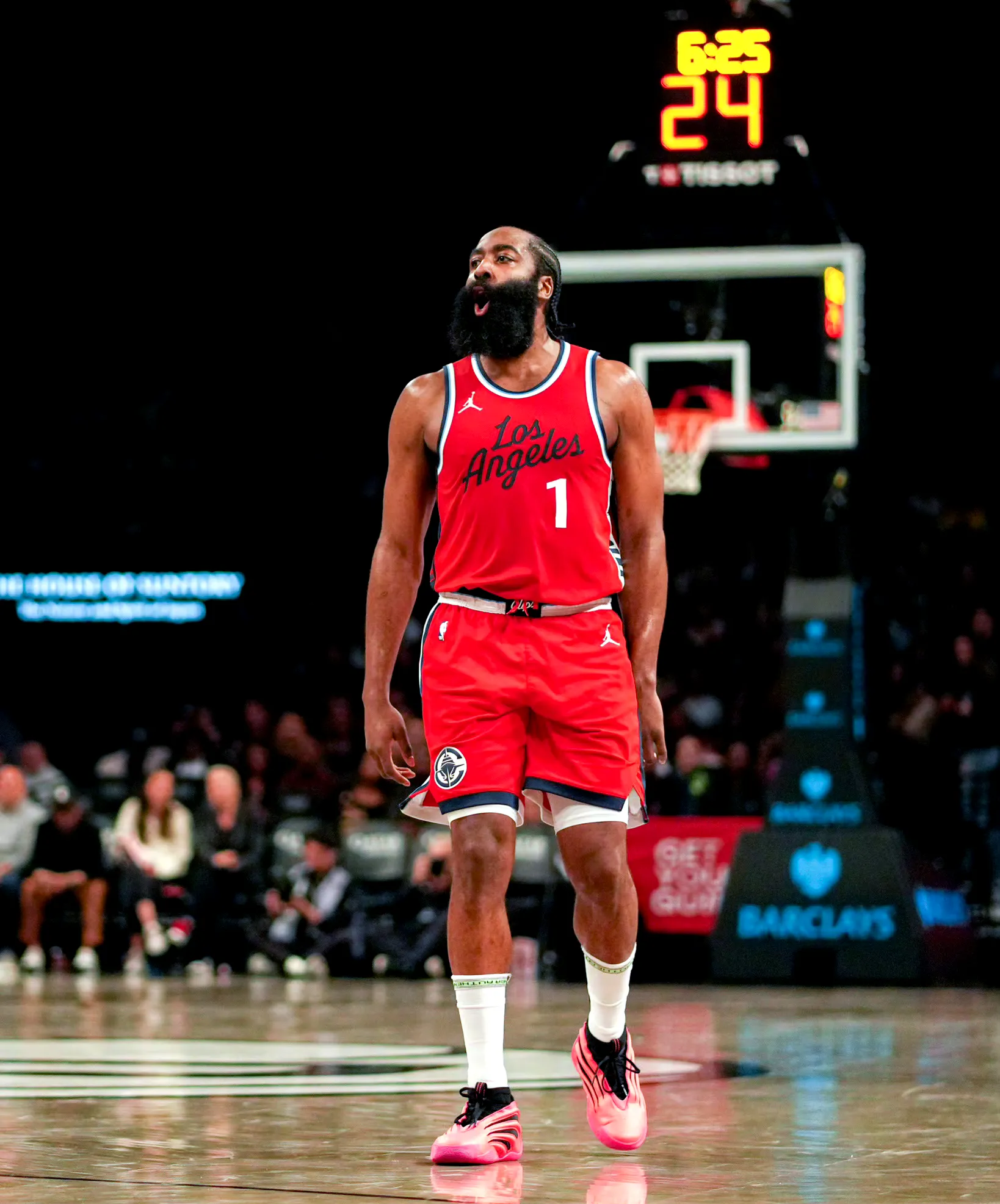 快船战胜雷霆,卫冕冠军状态回升 快船战胜雷霆,卫冕冠军状态回升