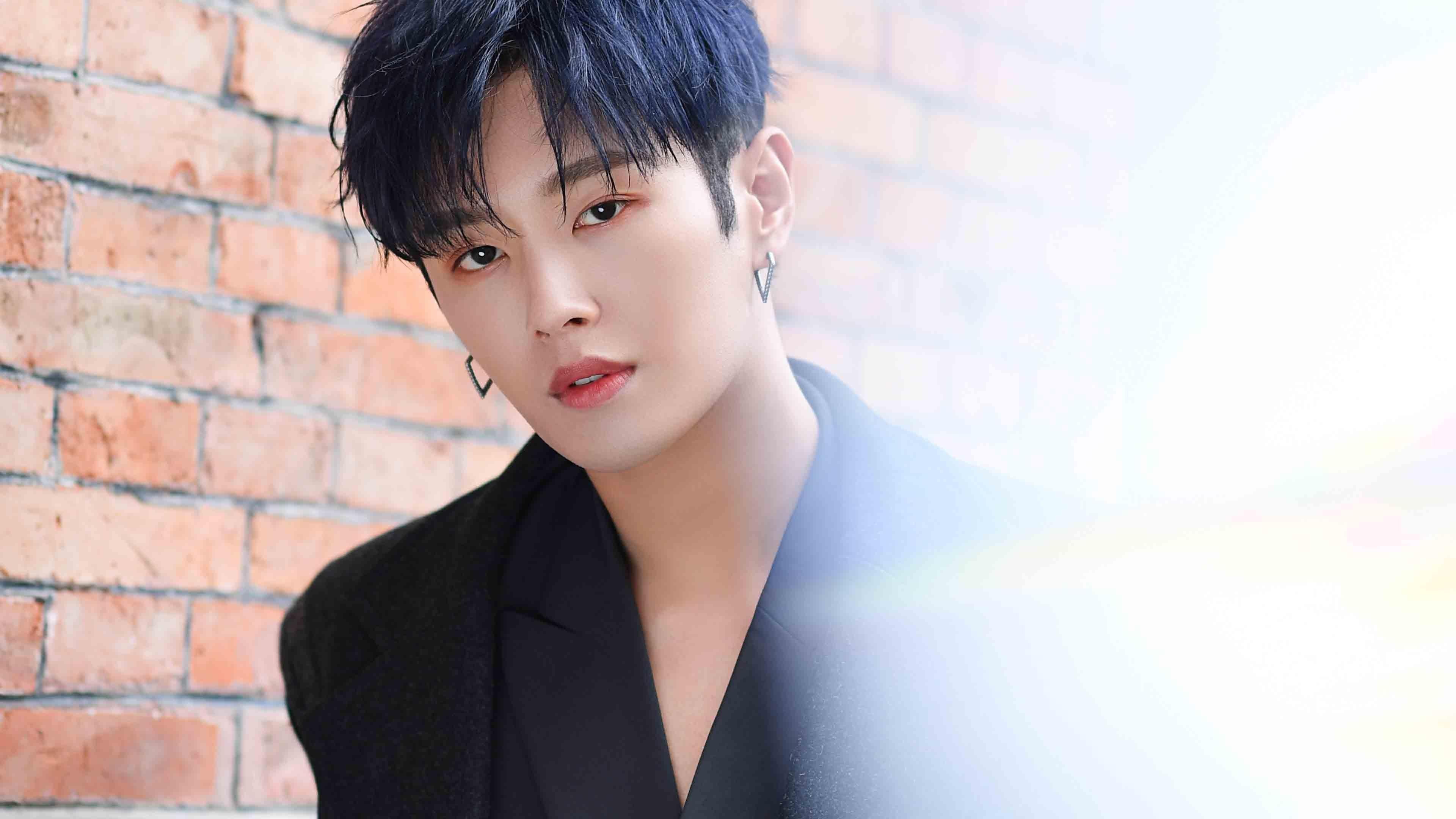 米切尔连珠炮轰穿防线，鹈鹕铁索阵绞杀魔术