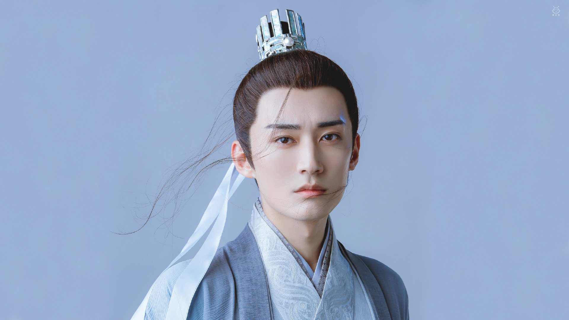 绿茵场与硬木地板的回响，德甲争冠夜与恩比德的压力绽放